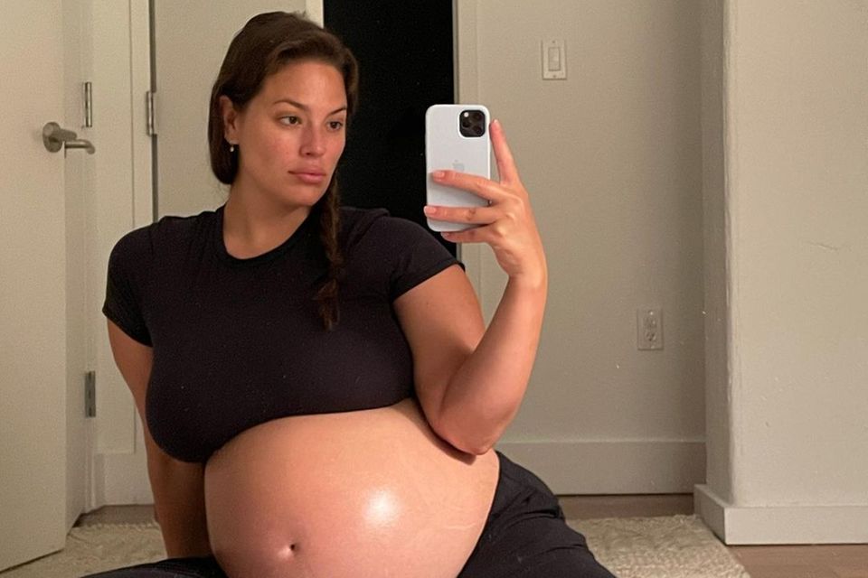 Ashley Graham: Schwangere Ashley Graham macht ein Selfie im Spiegel und zeigt ihren Babybauch