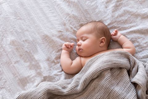 Baby schläft friedlich im Bettchen