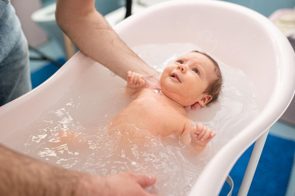 Babywannen im Test: Vater badet sein Baby in einer Babywanne