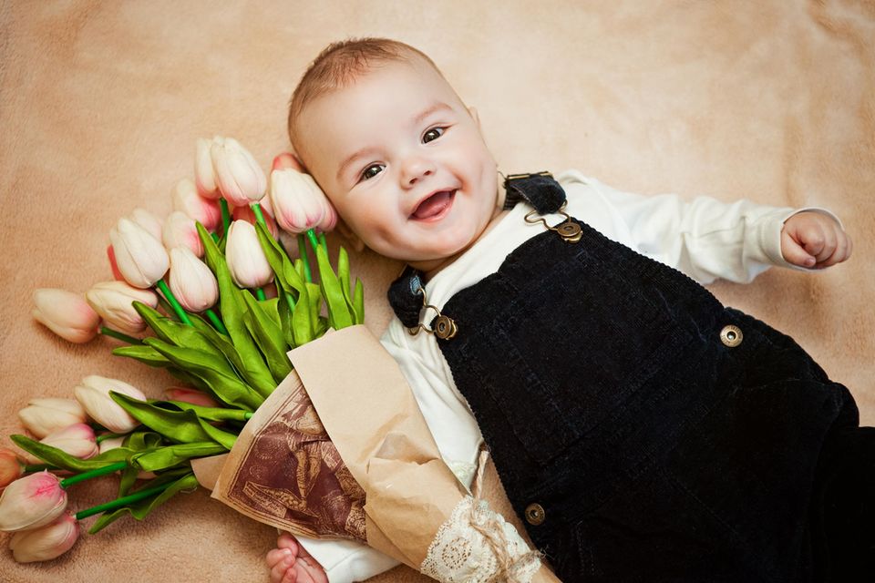 Baby mit Blumenstrauß