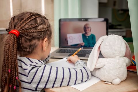 Mädchen lernt via Videokonferenz