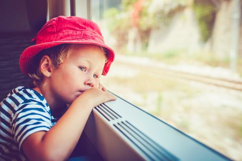 Kind schaut im Zug aus dem Fenster