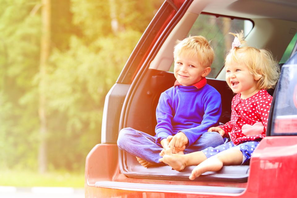 Kinder auf der Auto-Ladefläche