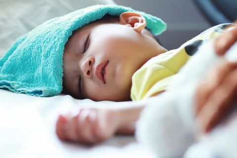 Kita-Keime: Kleiner Junge liegt krank im Bett