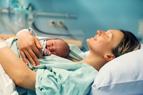 Sectio-Bonding nach Kaiserschnitt: Frau nach Geburt mit Baby