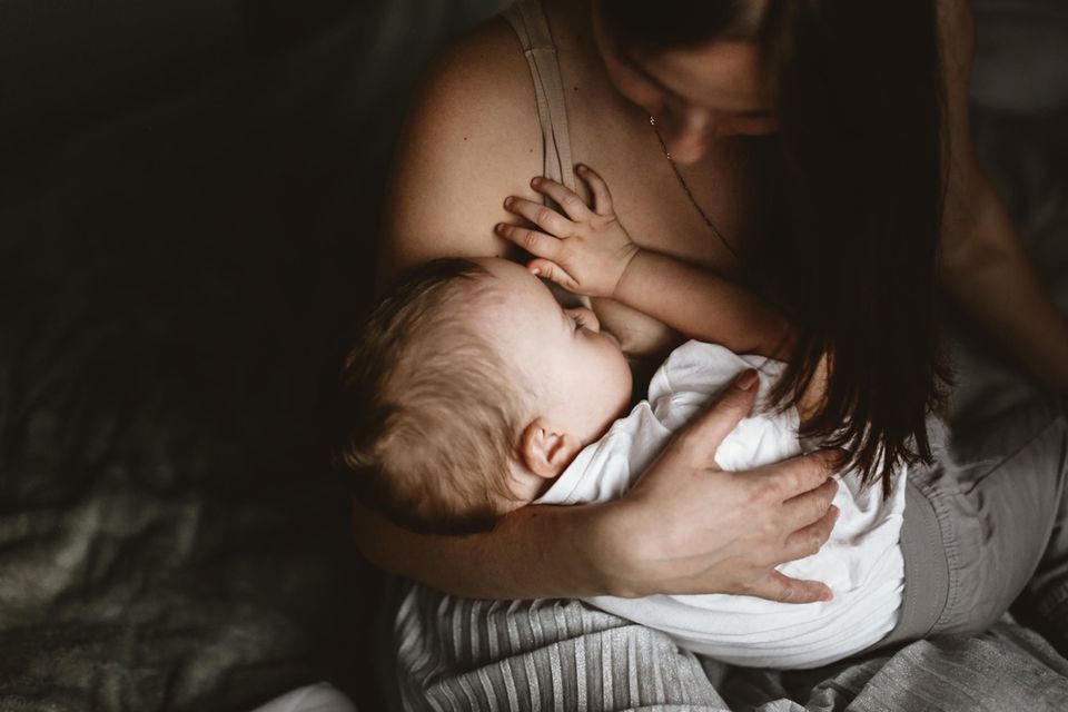 Abstillen: Eine Mutter stillt ihr Kleinkind