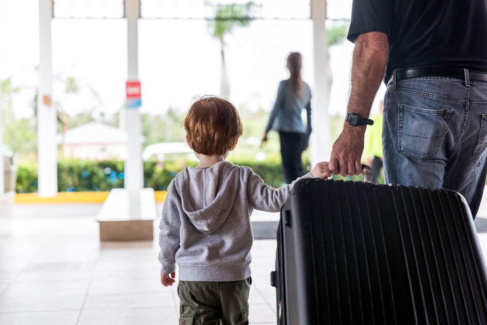 Kind mit Koffer im Urlaub, Packliste
