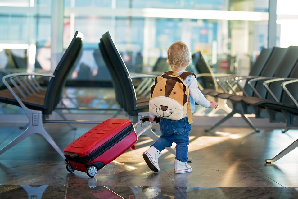 Baby unterwegs am Flughafen Gepäck