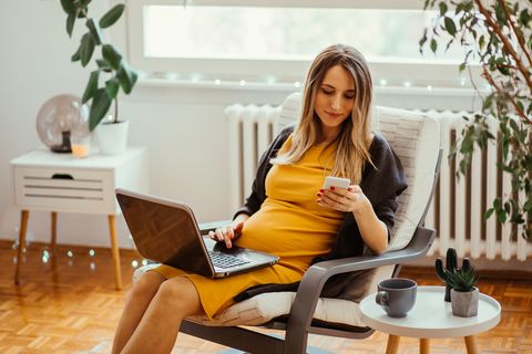 Selbstständige Schwangere arbeitet von zu Hause aus
