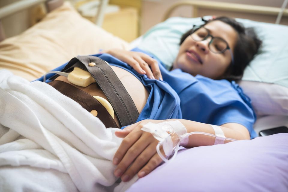 Viele Frauen leiden unter Schmerzen während eines Kaiserschnitts.