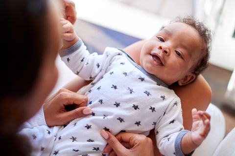 Sinneswahrnehmung: ein Baby lächelt seine Mutter an
