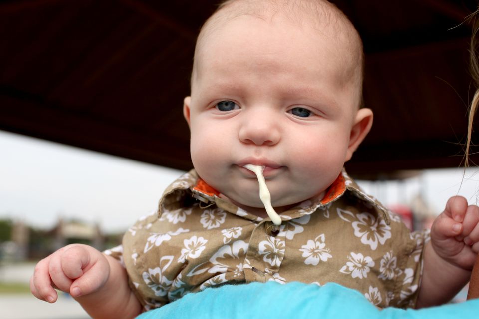 Baby spuckt Milch