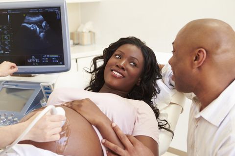 Schwangerschafts-Vorsorgeuntersuchung, Paar beim Ultraschal, freuen sich
