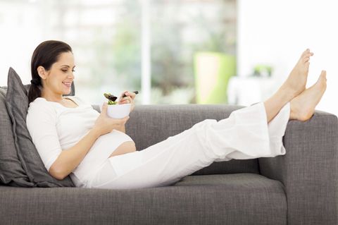 Thrombose: Schwangere legt die Beine hoch