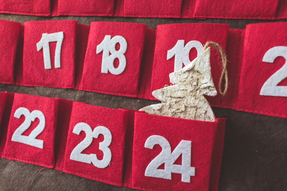 Adventskalender für Kinder: Rote, nummerierte Taschen zum Befüllen.
