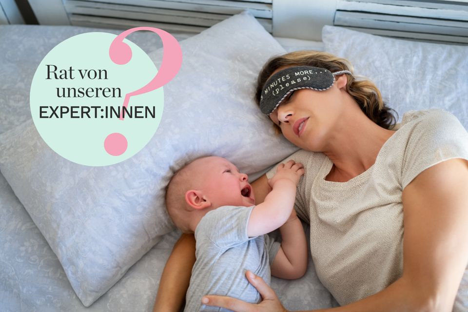 Eine Mutter versucht zu schlafen, während ihr weinendes Baby neben ihr im Bett liegt