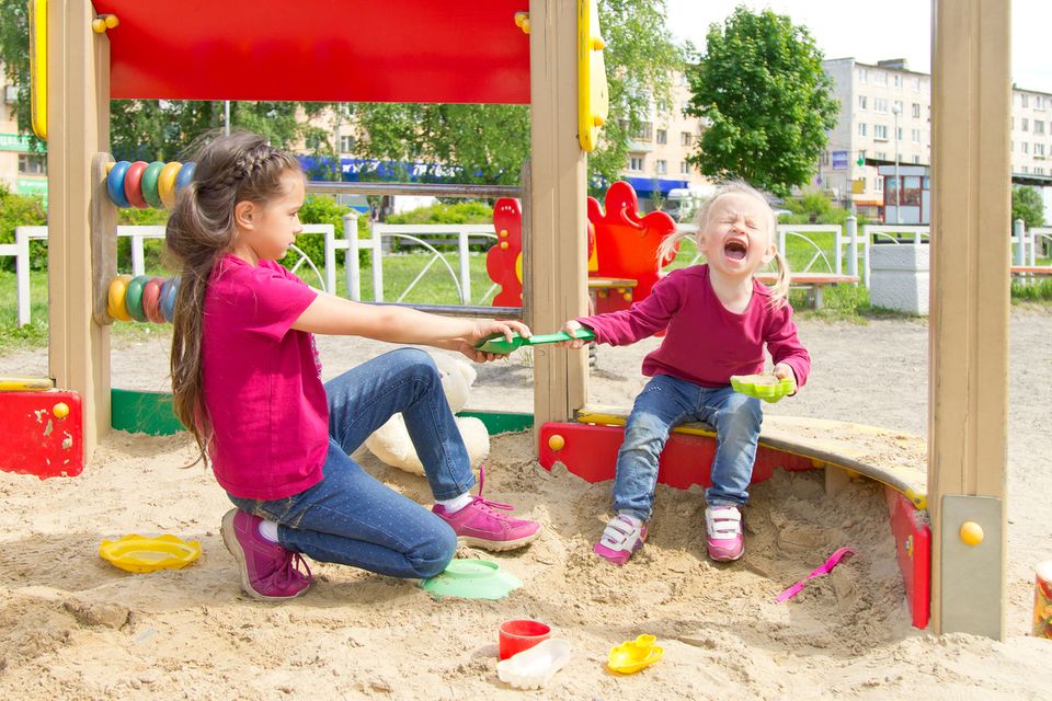 Kinder streiten auf dem Spielplatz