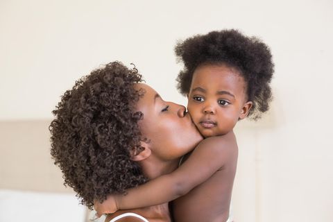 Körperliche Nähe: Mutter umarmt ihr Baby