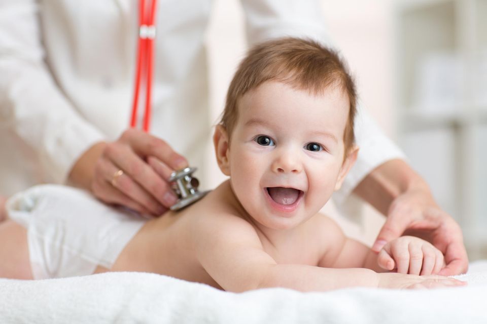 Baby wird mit Stetoskop abgehört