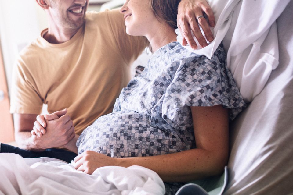 Paar kurz vor der Geburt im Krankenhaus